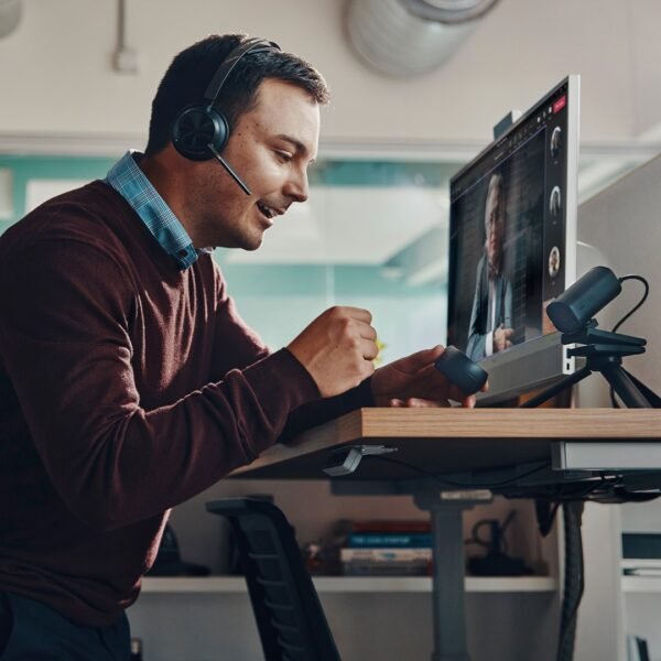 POLY Zestaw słuchawkowy Voyager Focus 2 z certyfikatem Microsoft Teams USB-C-C + przejściówka USB-C/A + podstawka ładująca /Retail