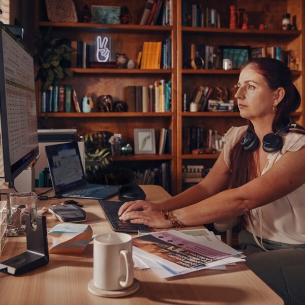 POLY Zestaw słuchawkowy Voyager Focus 2 z certyfikatem Microsoft Teams USB-C-C + przejściówka USB-C/A + podstawka ładująca /Retail