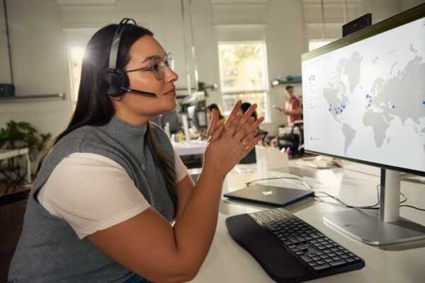 POLY Zestaw słuchawkowy Voyager Focus 2 z certyfikatem Microsoft Teams USB-C-C + przejściówka USB-C/A + podstawka ładująca /Retail